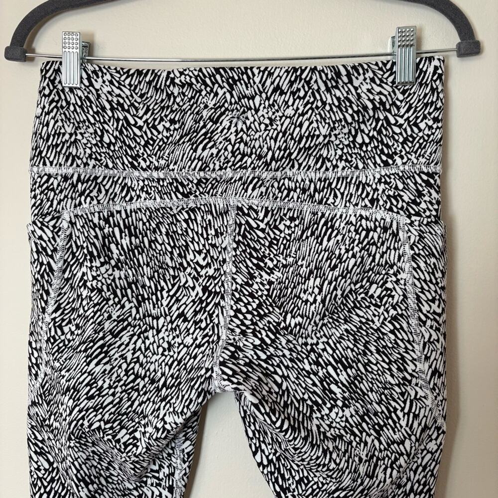 Athleta Ultimate Stash II Textured 7/8 Leggings SZ L Black White Activewear - Picture 4 of 10